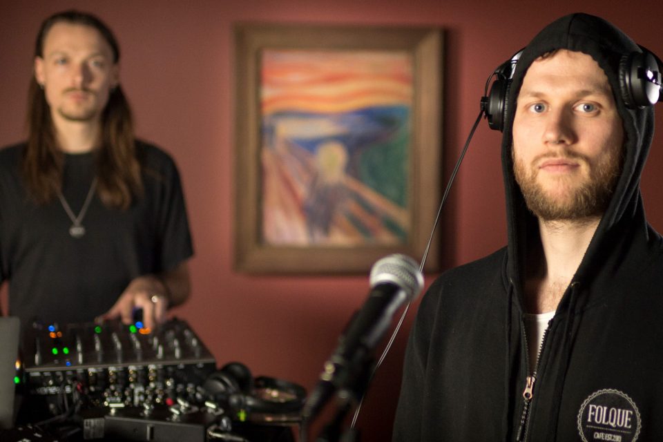 Fredrik Høyer og Bendik Baksaas i møte med Skrik på et koronastengt Munchmuseum