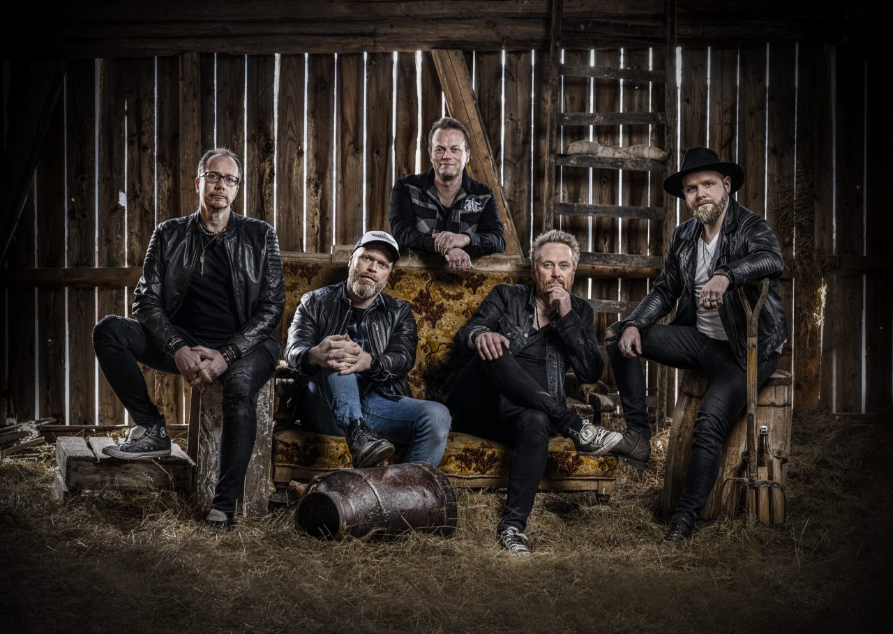 Hardhaus er et av de norske bandene som synger på lokal dialekt, i dette tilfellet Drangedalsdialekt. Kort etter lanseringen av plata Prellær a nærmer telemarksbandet seg en million avspillinger på Spotify
