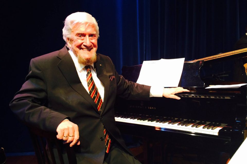 Orkesterleder og musiker Kjell Karlsen ved pianoet