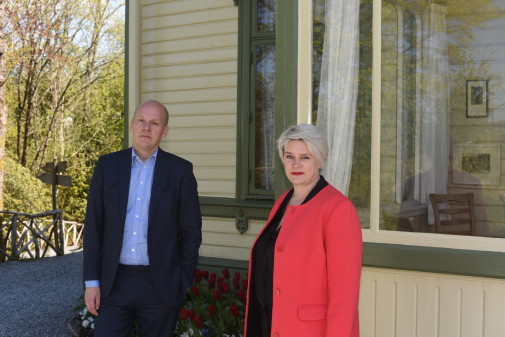 Direktør Petter Snare og styreleder Marte Mjøs Persen i kunstmuseene og komponisthjemmene i Bergen, KODE