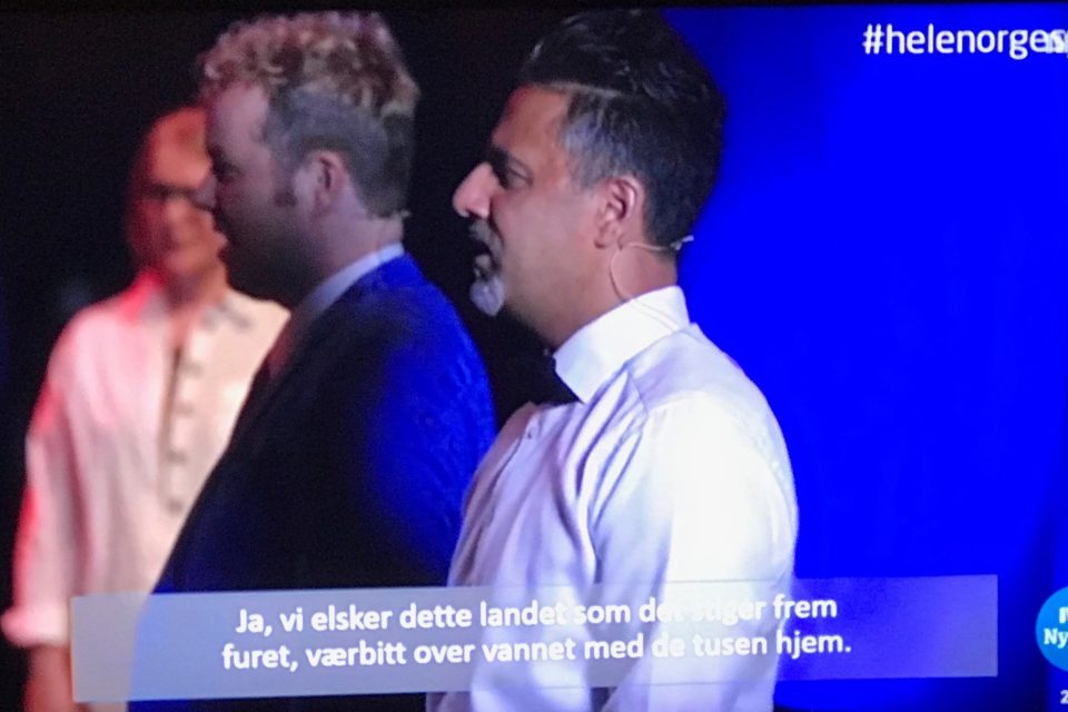 Kultur og likestillingsminister Abid Raja og Bjørgulv Vinje Borgundvaag, styreleder i Norsk musikkråd, synger Ja, vi elsker under generalprøven på Hele Norge synger eventet som arrangeres for den norske befolkningen 17. mai 2020. Bildet er skjermbilde fra NRK Kveldsnytts innslag om generalprøven på Popsentret i Oslo 10. mai