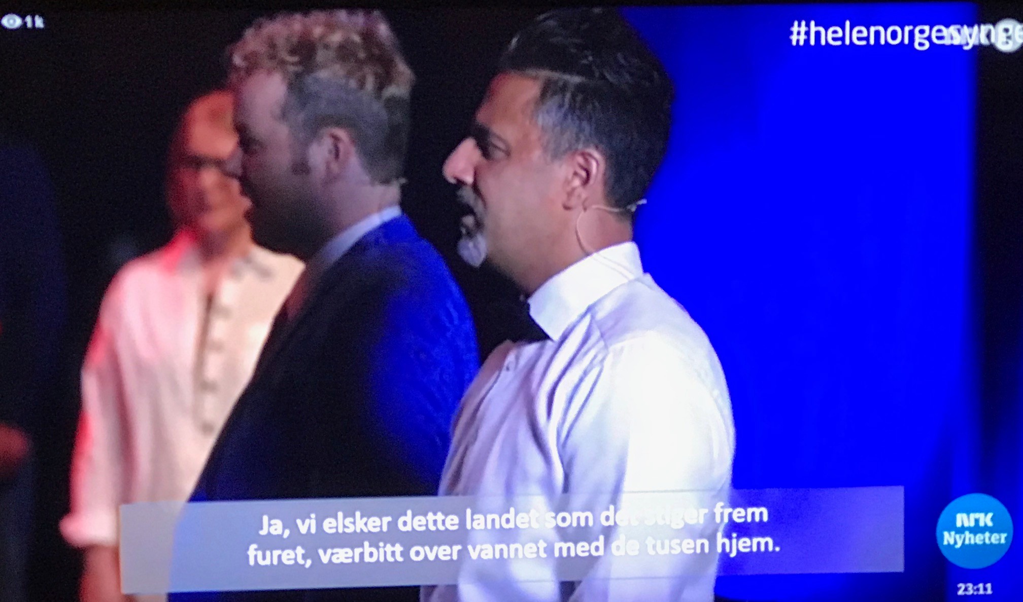 Kultur og likestillingsminister Abid Raja og Bjørgulv Vinje Borgundvaag, styreleder i Norsk musikkråd, synger Ja, vi elsker under generalprøven på Hele Norge synger eventet som arrangeres for den norske befolkningen 17. mai 2020. Bildet er skjermbilde fra NRK Kveldsnytts innslag om generalprøven på Popsentret i Oslo 10. mai