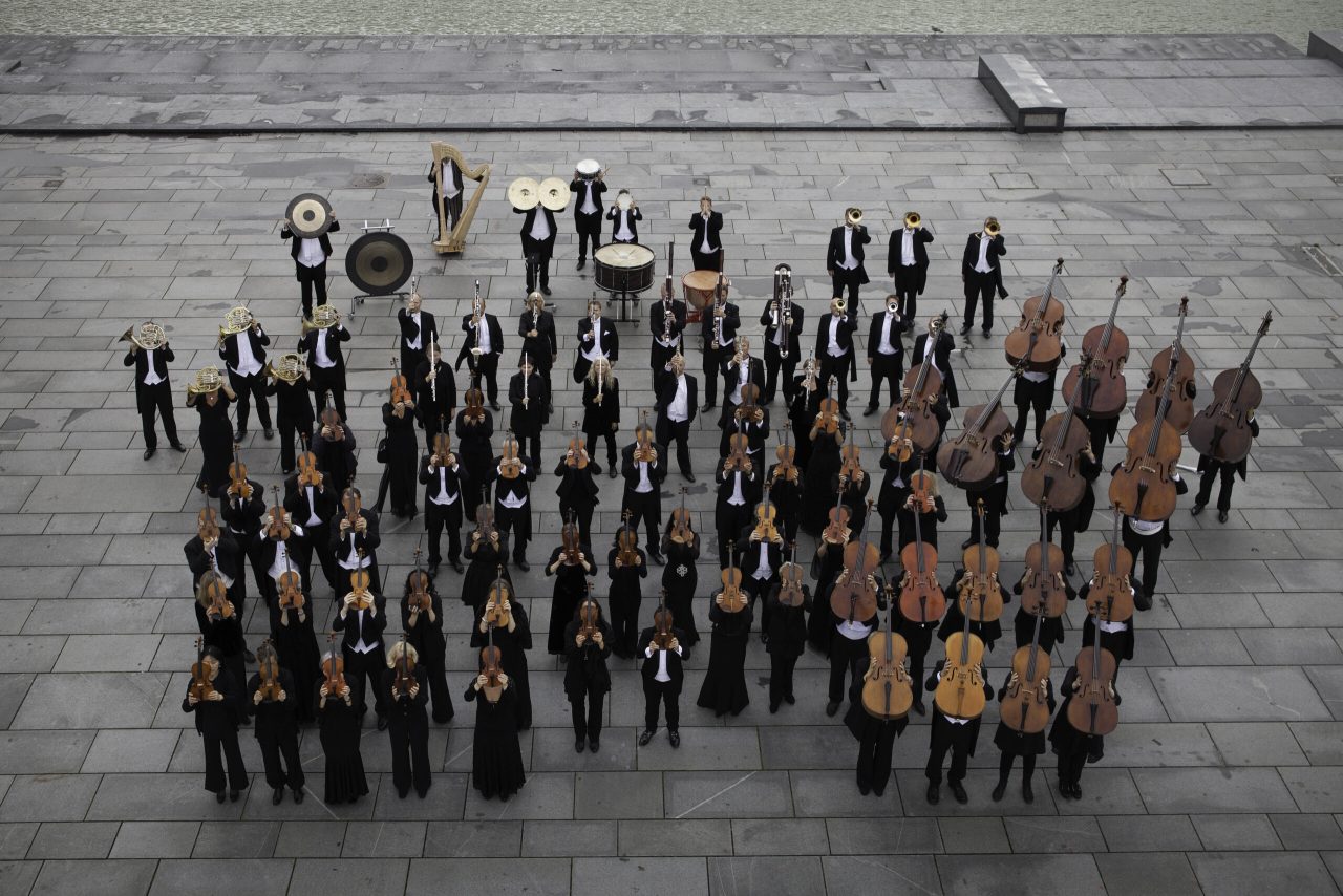Hele Bergen Filharmoniske Orkester samlet på Festplassen i Bergen