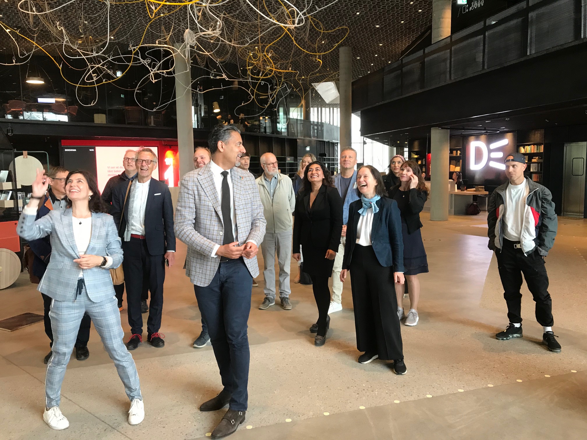 Kultur og likestillingsminister Abid Raja og Ytringsfrihetskommisjonens leder, Kjersti Løken Stavrum, i front. Magdi Omar Ytreeide Abdelmaguid på høyre vinge