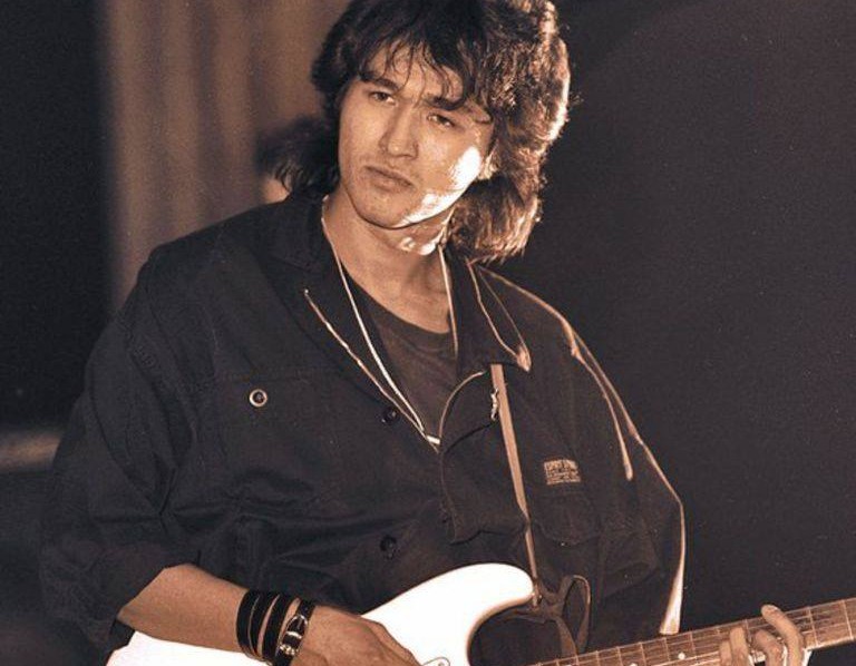 Viktor Tsoj, frontfigur og låtskriver i det russiske bandet Kino, døde i en bilulykke 15. august