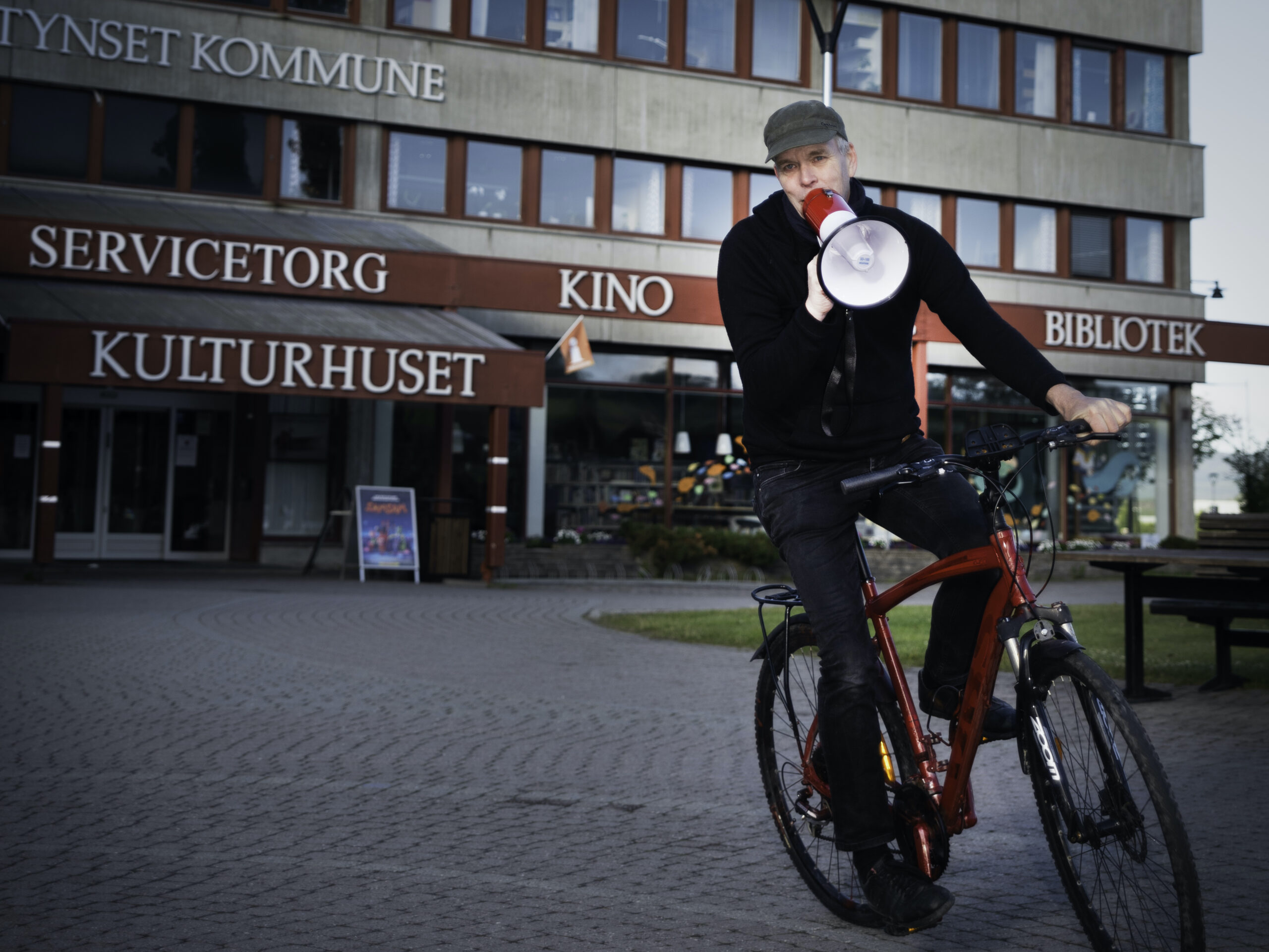 HALLO: Glenn Erik Haugland vil samle folk. Hans nye festival for samtidsmusikk finner sted for første gang på Tynset denne uka.
