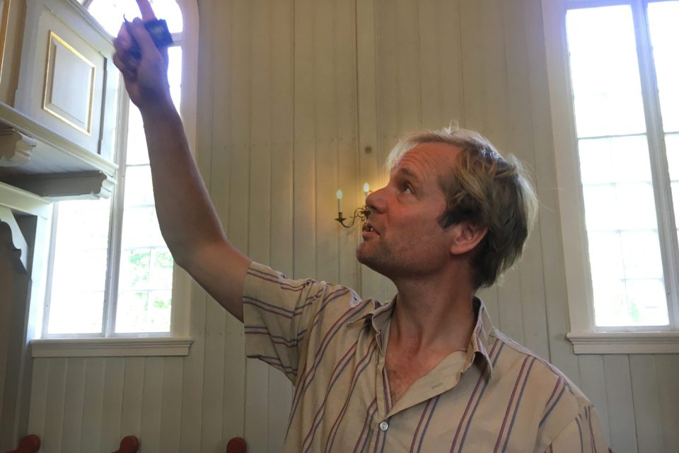 Frode Haltli i Oppegård kirke, der han breiet seg med spesialiserte stykker