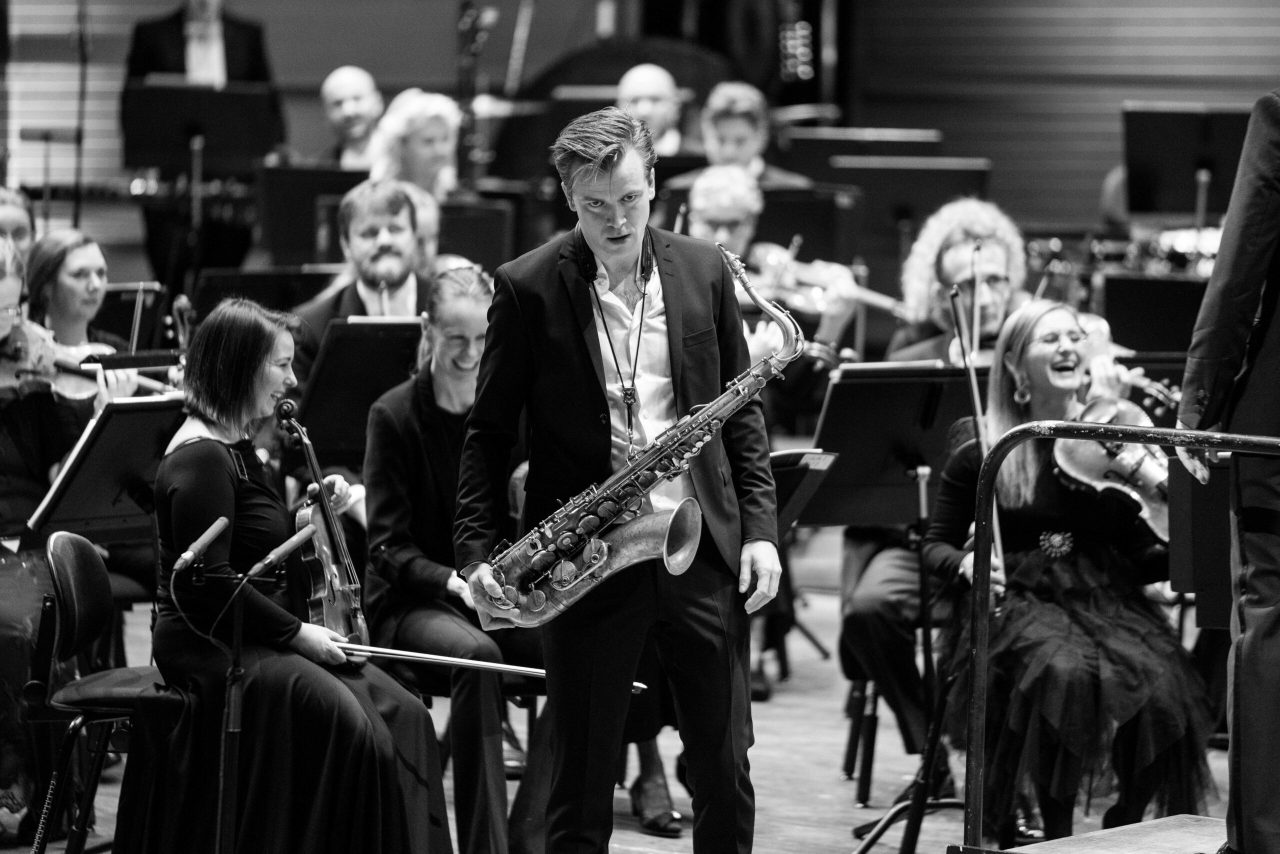 Saksofonist Marius Neset under urpremieren av verket MANMADE fremført av Bergen Filharmoniske Orkester