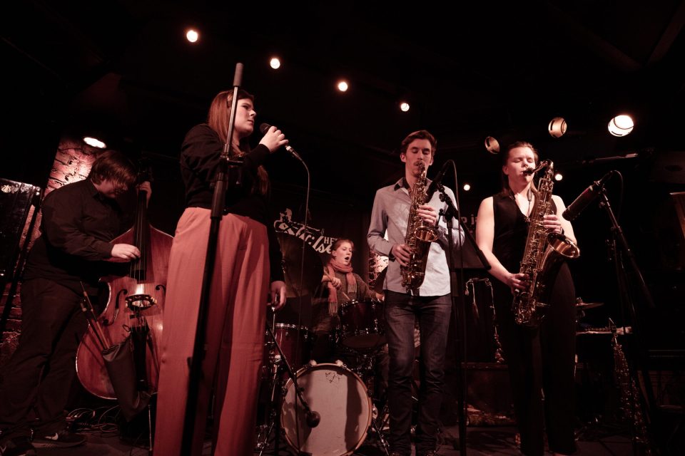 Sekstetten Lady Bird Orchestra kjemper om finaleplass mot trioen Damata