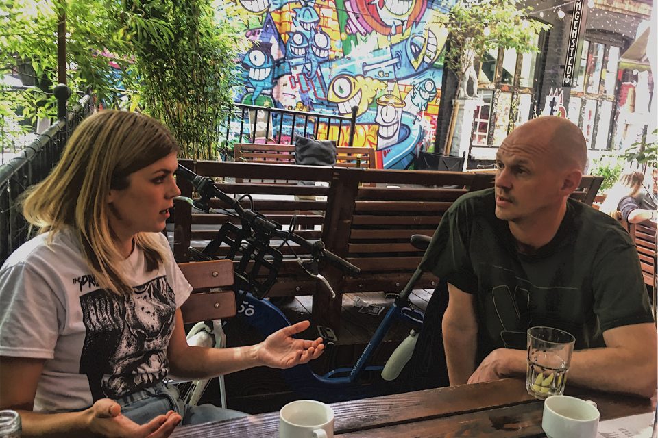 Linn Nystadnes, en koronameter, og til høyre: Sex Judas’ Tore Gjedrem