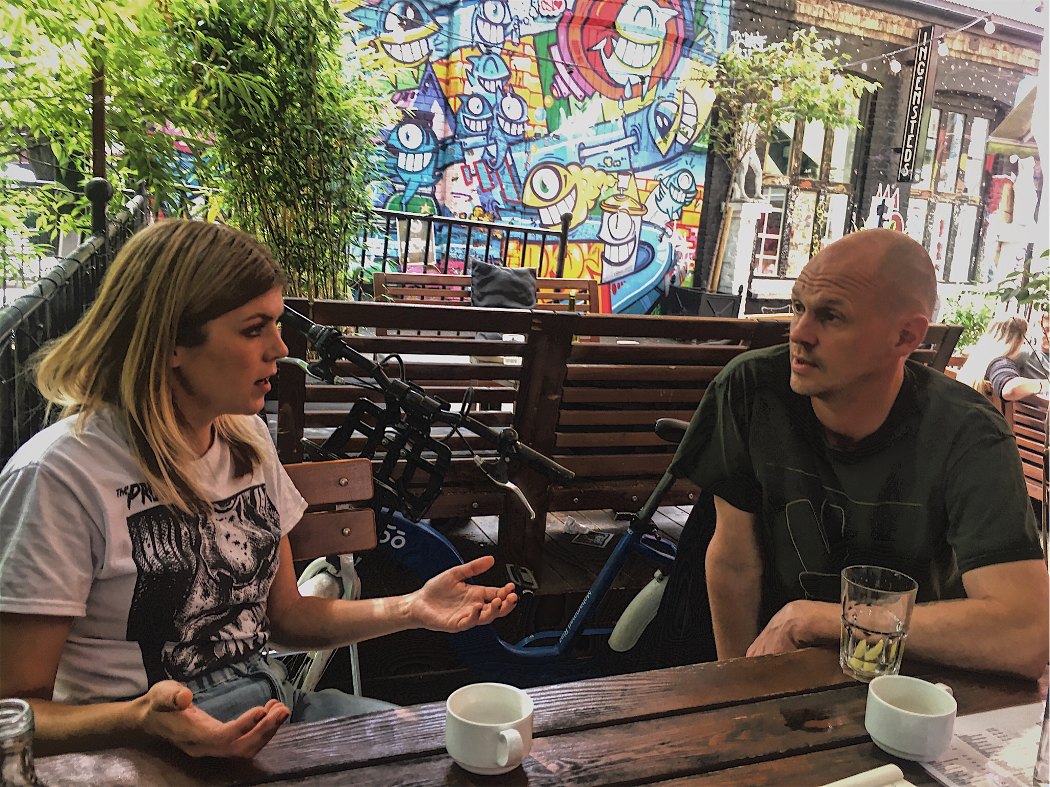 Linn Nystadnes, en koronameter, og til høyre: Sex Judas’ Tore Gjedrem