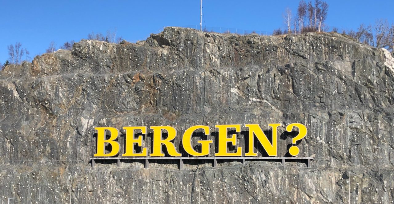 Kunstverket til Ragnar Kjartansson i fjellveggen ved Flesland flyplass i Bergen