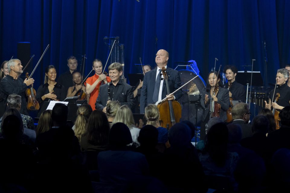 Det Norske Kammerorkester med solistane Hans Christian Bræin og Øystein Birkeland under festkonserten til Synne Skouen på Ultima