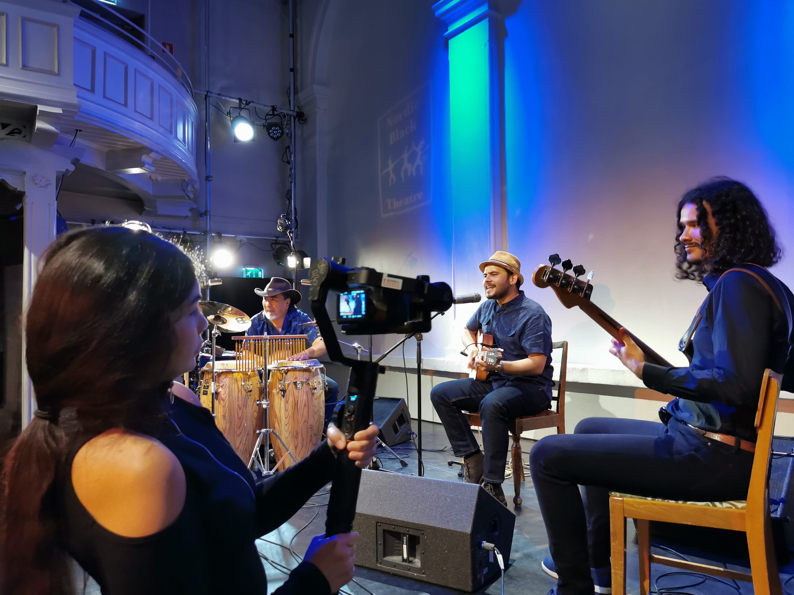 Bilde fra en av innspillingene til Samspill Sessions. Elisa Bates holder kameraet, og bak fra venstre ser vi Ricardo Sanchez på perk, Moisés Gadea på gitar og vokal, og Sondre Jessen Bjerkeli på bassgitar