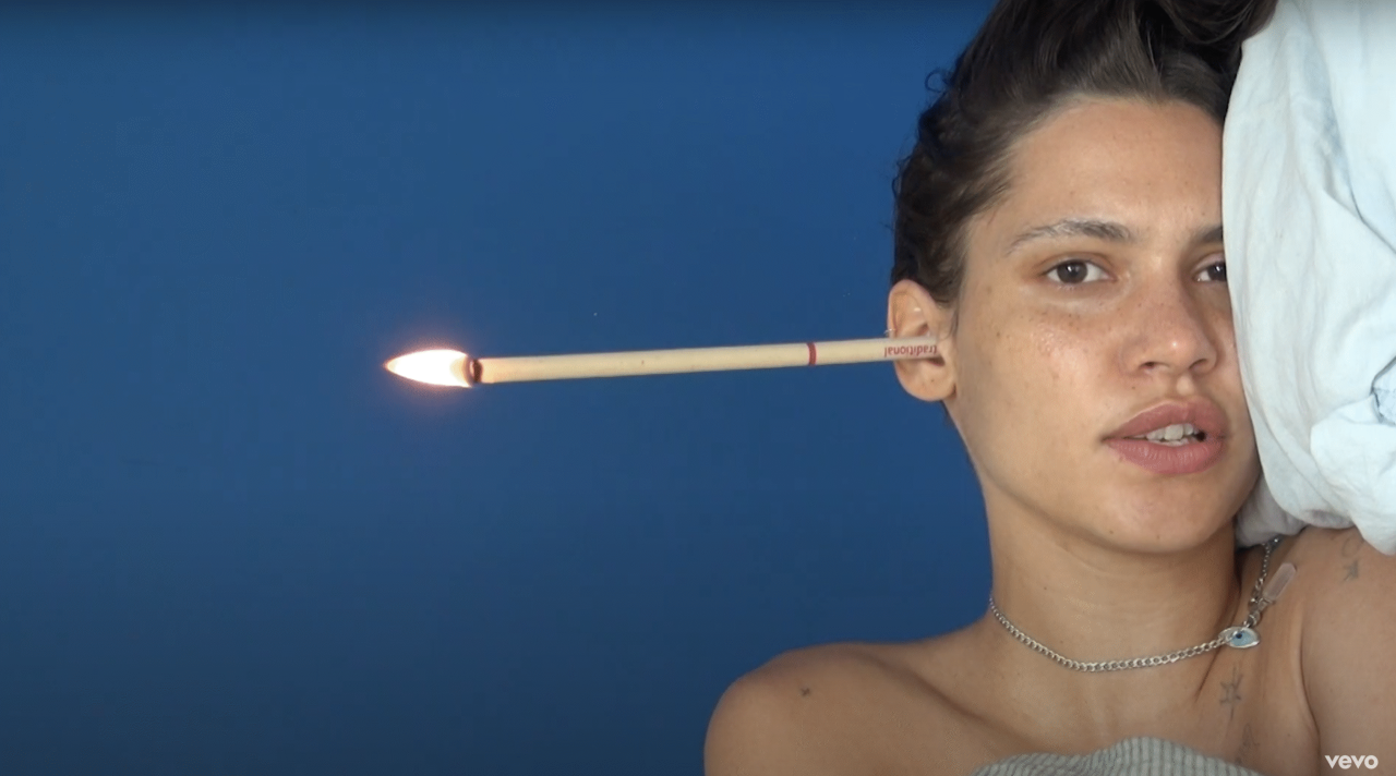 Stillbilde fra Okay Kayas video Snacks