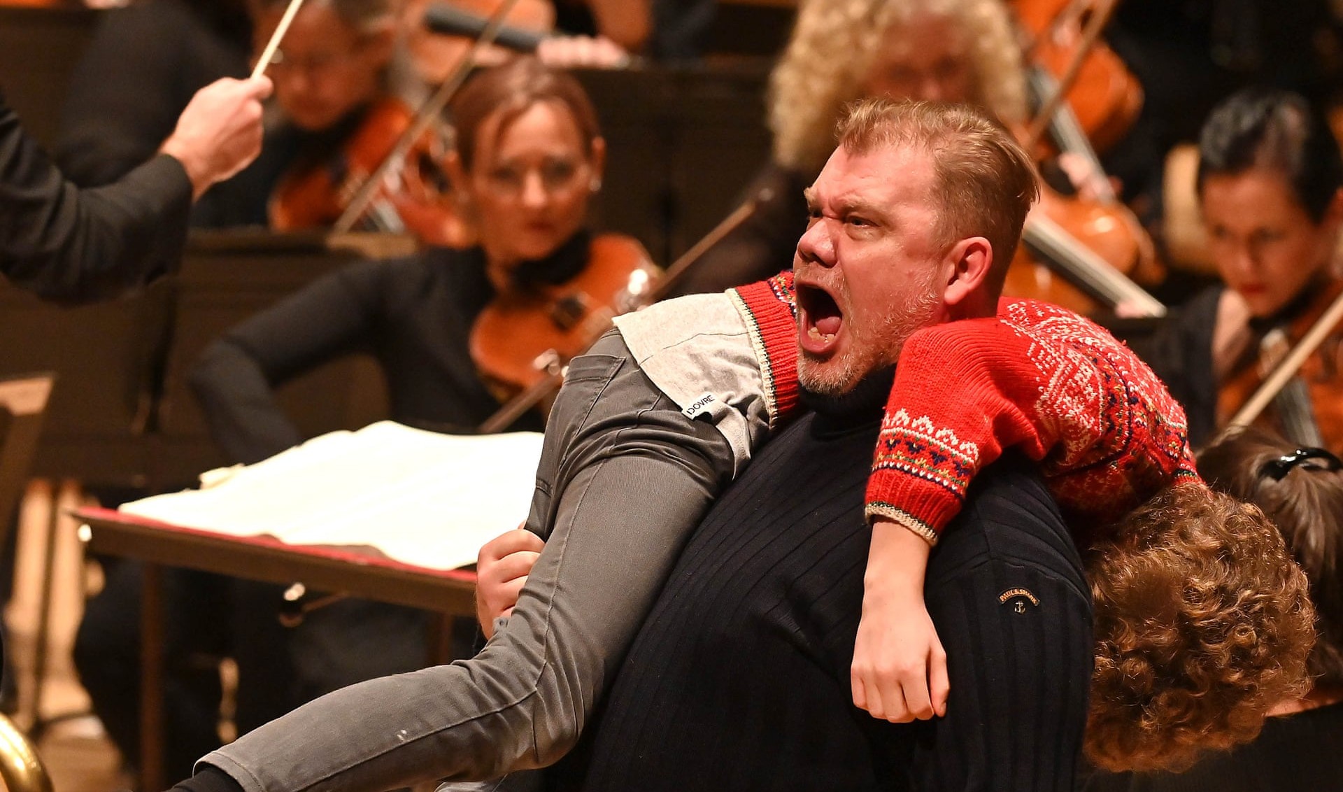 Bilde fra operaen Peter Grimes i Royal Festival Hall, 30. november 2019. Stuart Skelton som fiskeren Peter Grimes, Samuel Winter som lærlingen