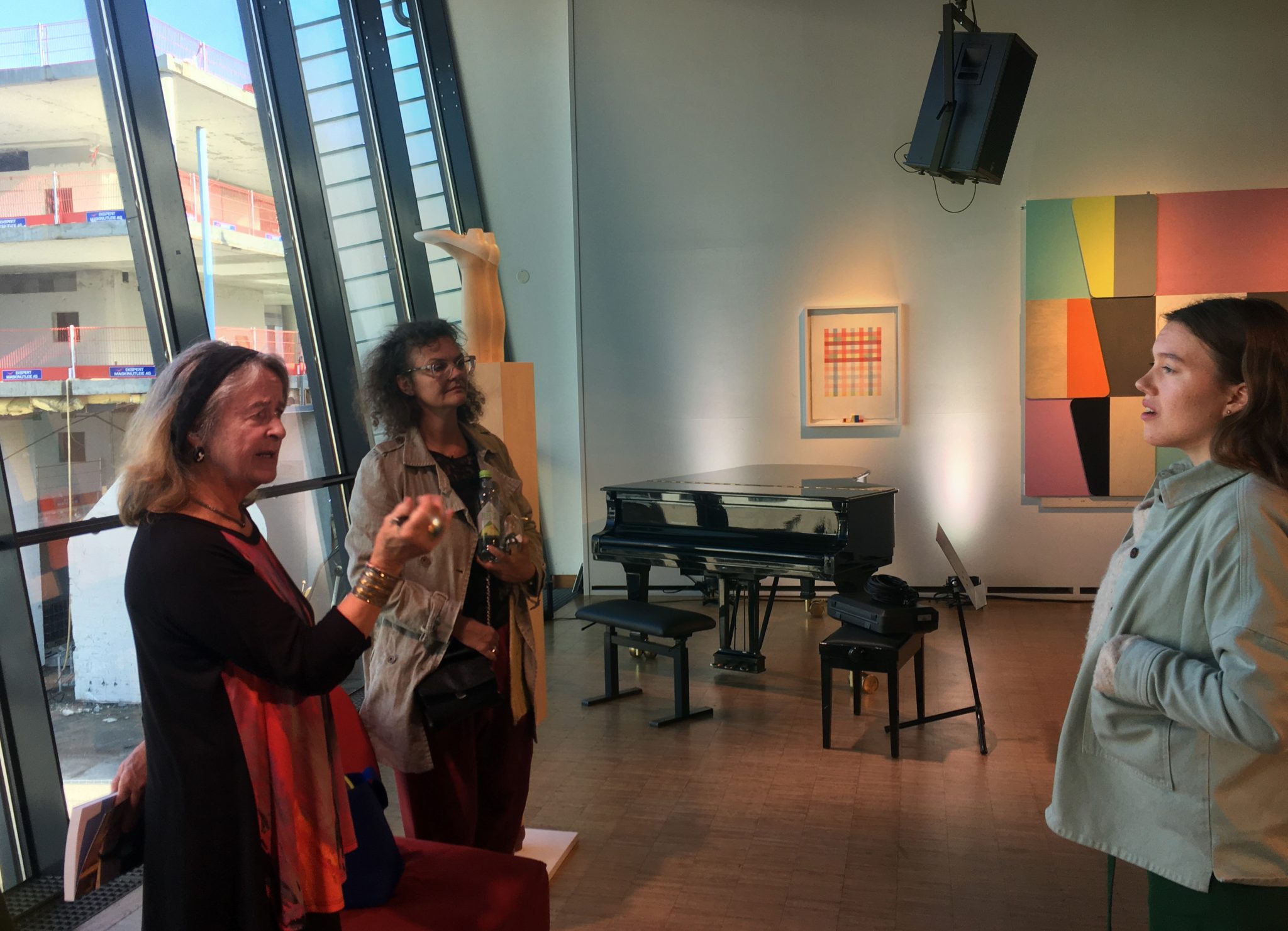 Synne Skouen (t. v.) i samtale med sanger Ingvill Statle Skjørten (t.h.) – hun har nettopp framført Skouens «Rug».