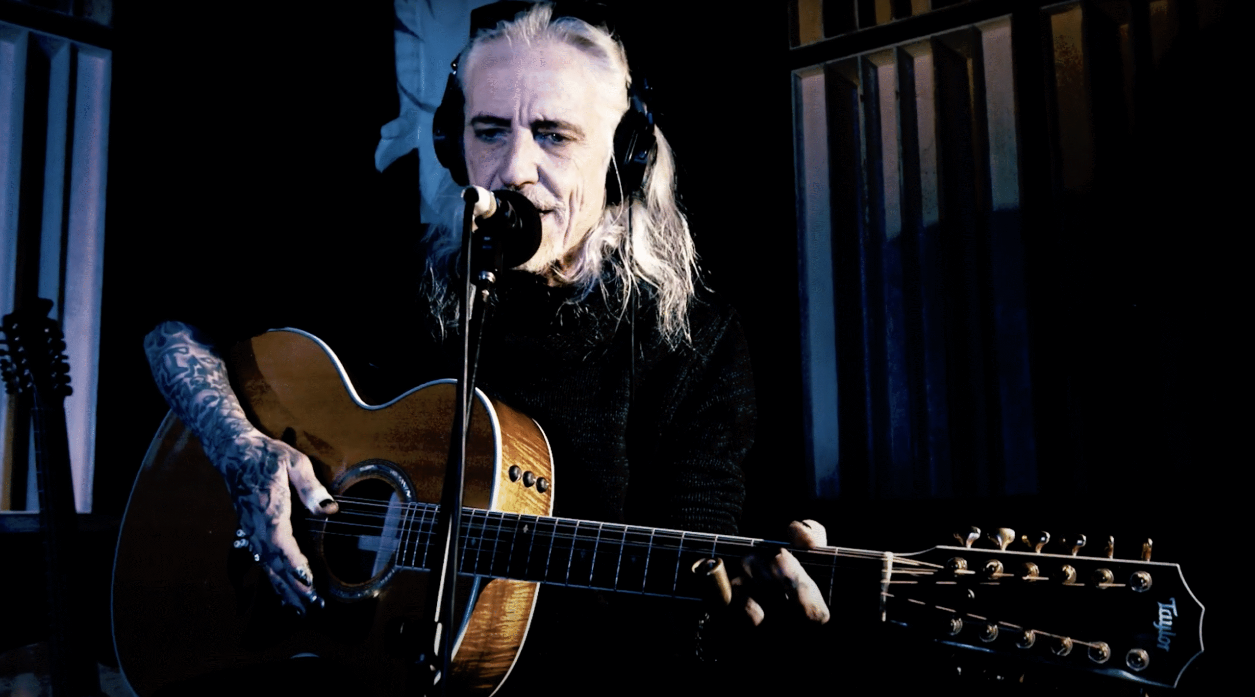 Stillbilde fra musikkvideoen til Ledfoot og Ronni Le Tekrø, Shut Up