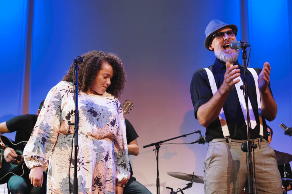 Fetterforeningen med Monica Ifejilika og Elvis framføre Bergen Blues