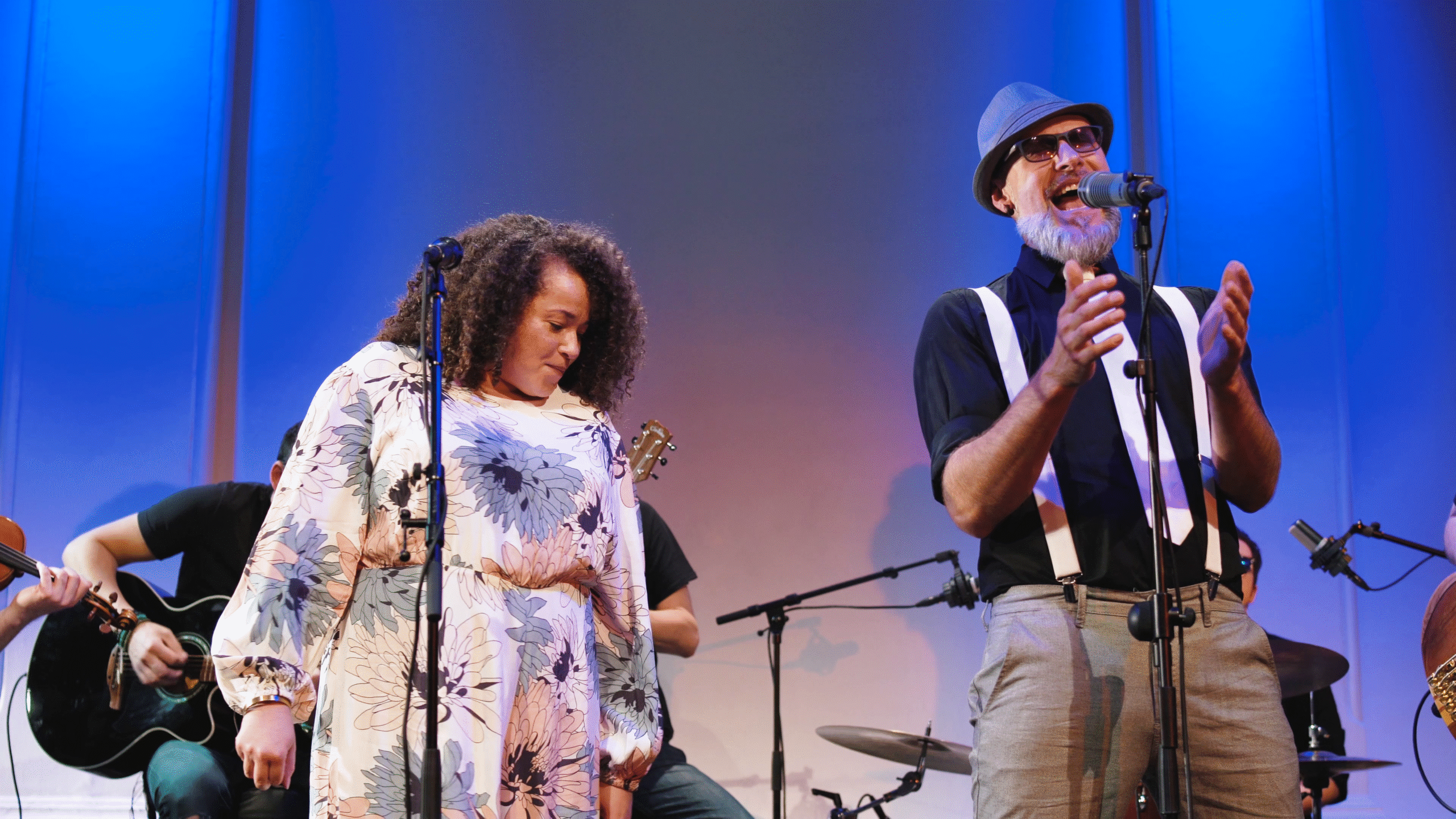 Fetterforeningen med Monica Ifejilika og Elvis framføre Bergen Blues