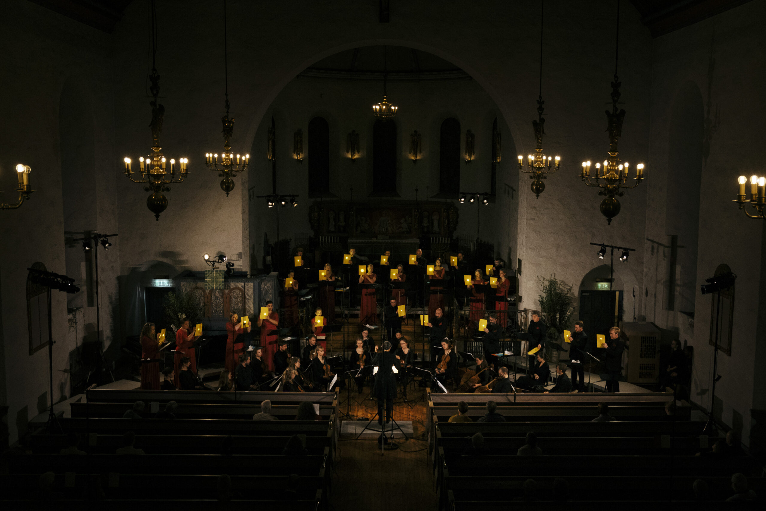 Det Norske Solistkor under konserten i Ris kirke lørdag 17. oktober. Her framfører de Maja Linderoths verk Den svarta bilden