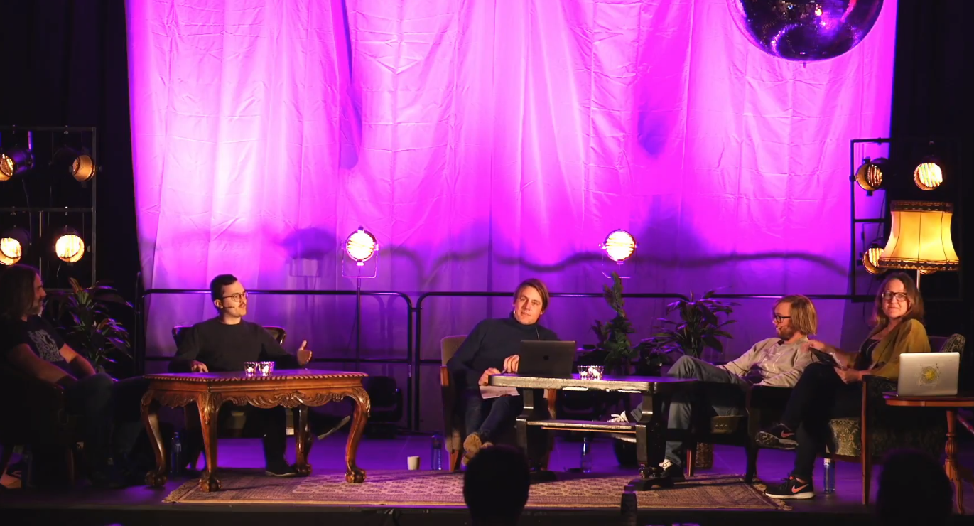 Stillbilde fra opptak av debatten om å være kulturarrangør under pandemien. Fra venstre Christer Falck, Erik Egenes, Erlend Mogård Larsen, Fredrik Fagerli Dahle og moderator Siri Narverud Moen