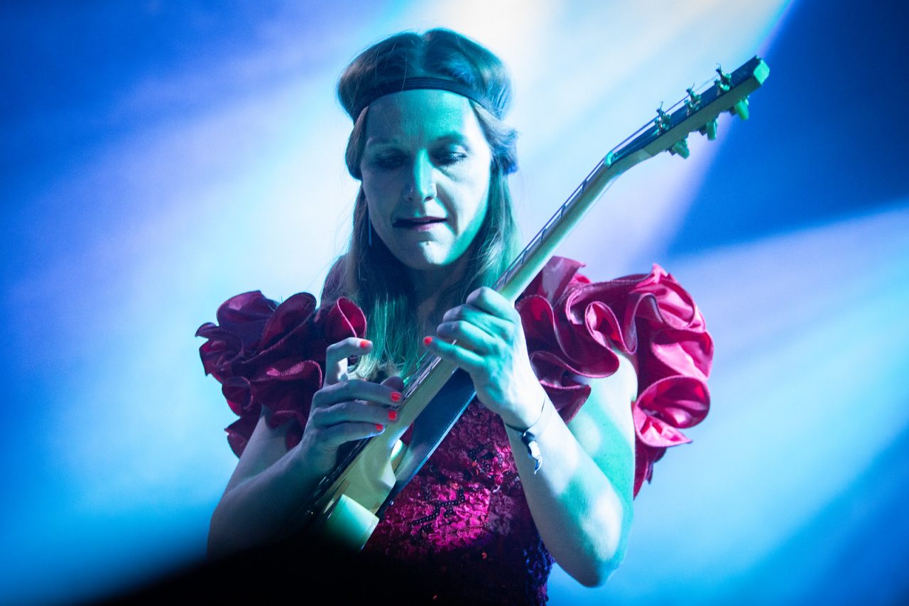 Hedvig Mollestad framfører tingingsverket Ekhidna under Vossajazz