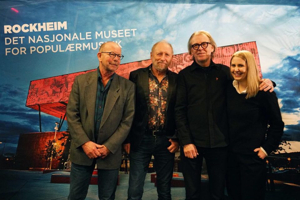 Jonas Fjeld og Halvdan Sivertsen sammen med Jan Ole Otnæs fra Radka Toneffs Minnefond og Silje Nordnes fra NRK, som er programleder under Hall of Fame seremonien