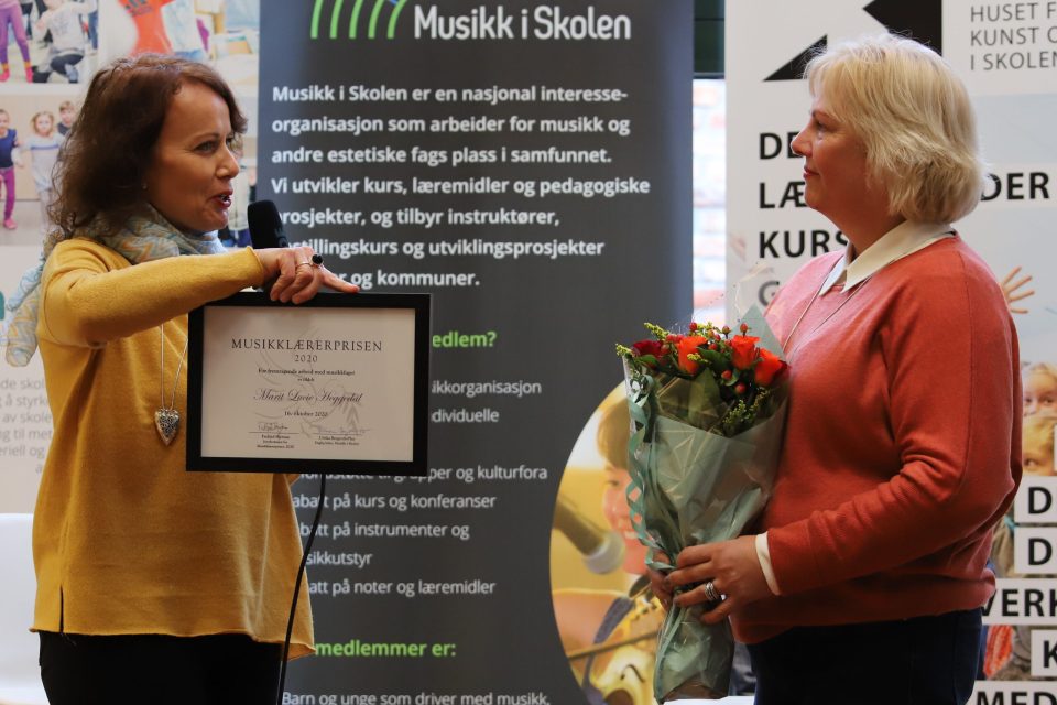 Musikklærerprisen 2020 ble overrakt Marit Lucie Heggedal fredag 16. oktober av leder for Musikk i skolen, Ulrika Bergroth Plur