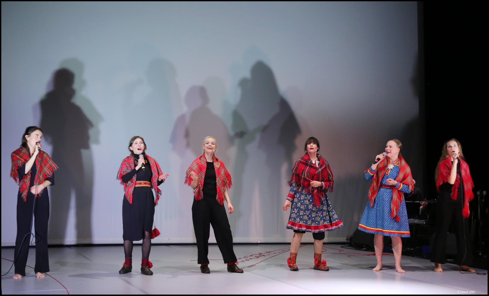 Ozas på premieren til «Mødrenes samiske ullsjal» i oktober