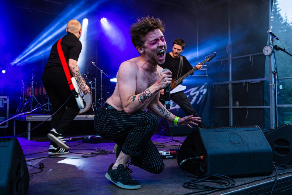 GranittRock i Groruddalen er en av festivalene byrådet vil prioritere i kulturbudsjettforslaget for 2021. Her ser vi Rvthless på konsert under GranittRock