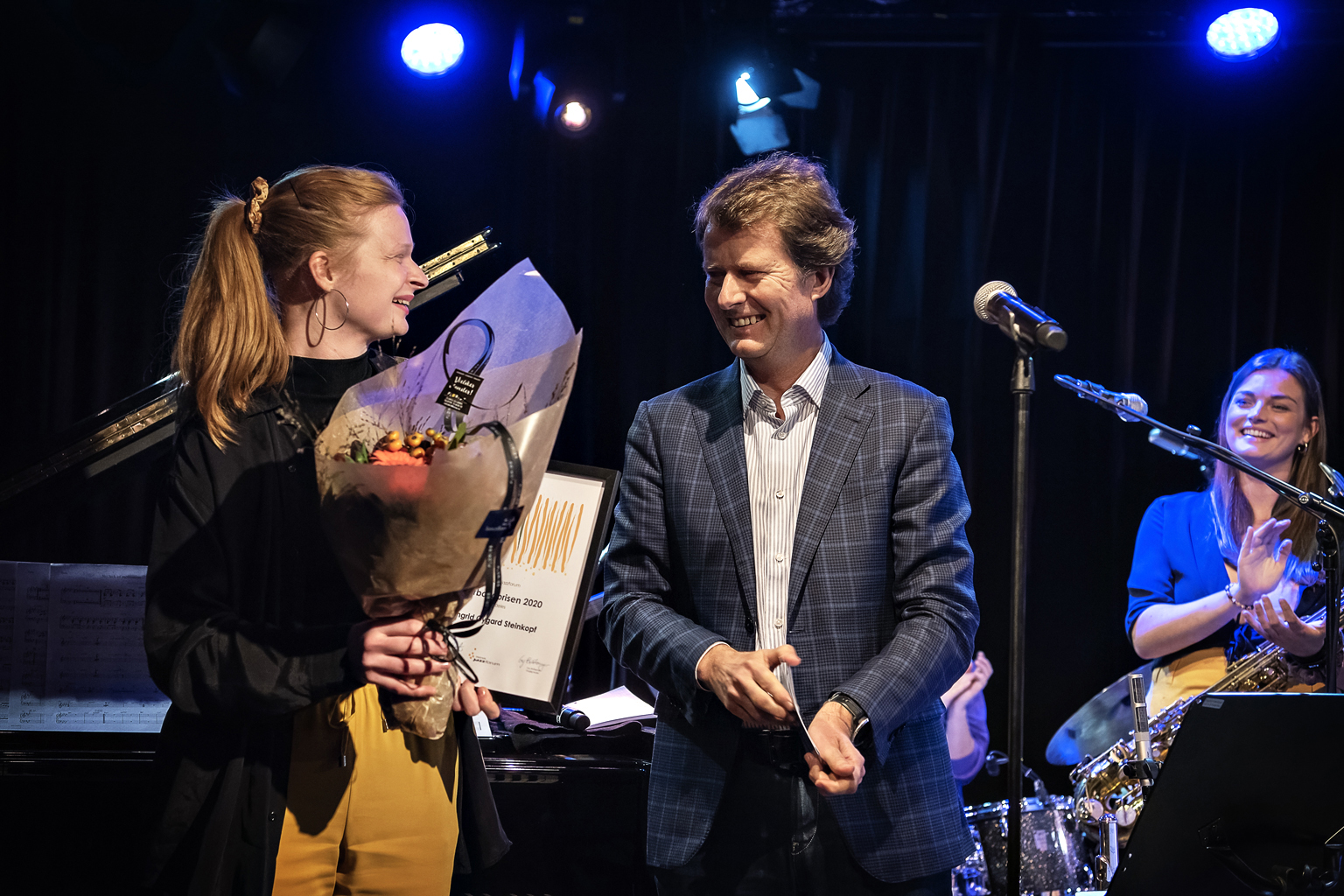 Storbandprisen 2020 gikk til Ingrid Øygard Steinkopf. Per Axel Koch fra styret til Norsk jazzforum overrakte prisen på Dokkhuset i Trondheim 9. oktober