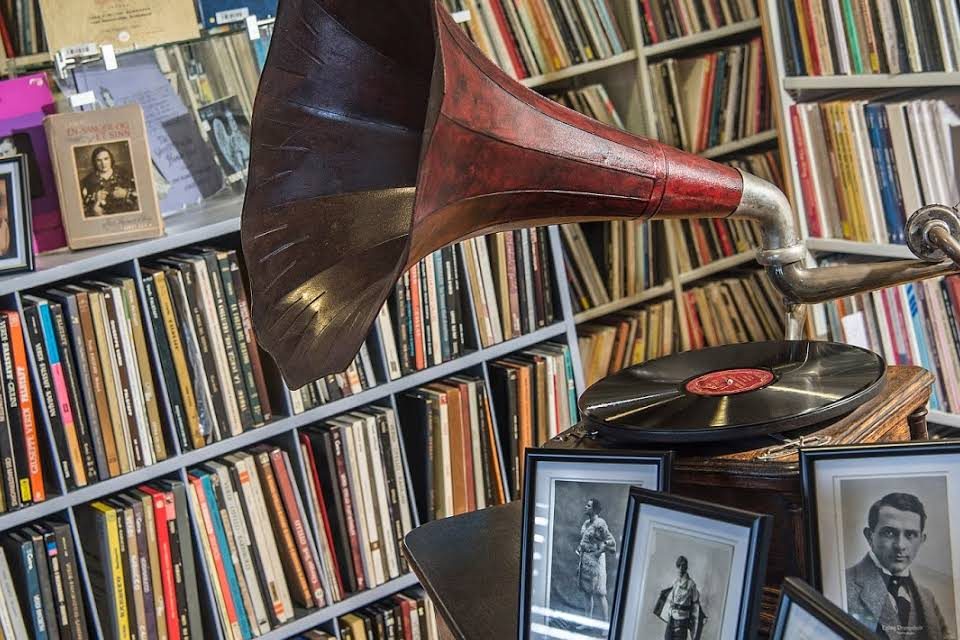 Illustrasjonsbilde fra Norsk lydinstitutt. Tutgrammofon blant operaplater