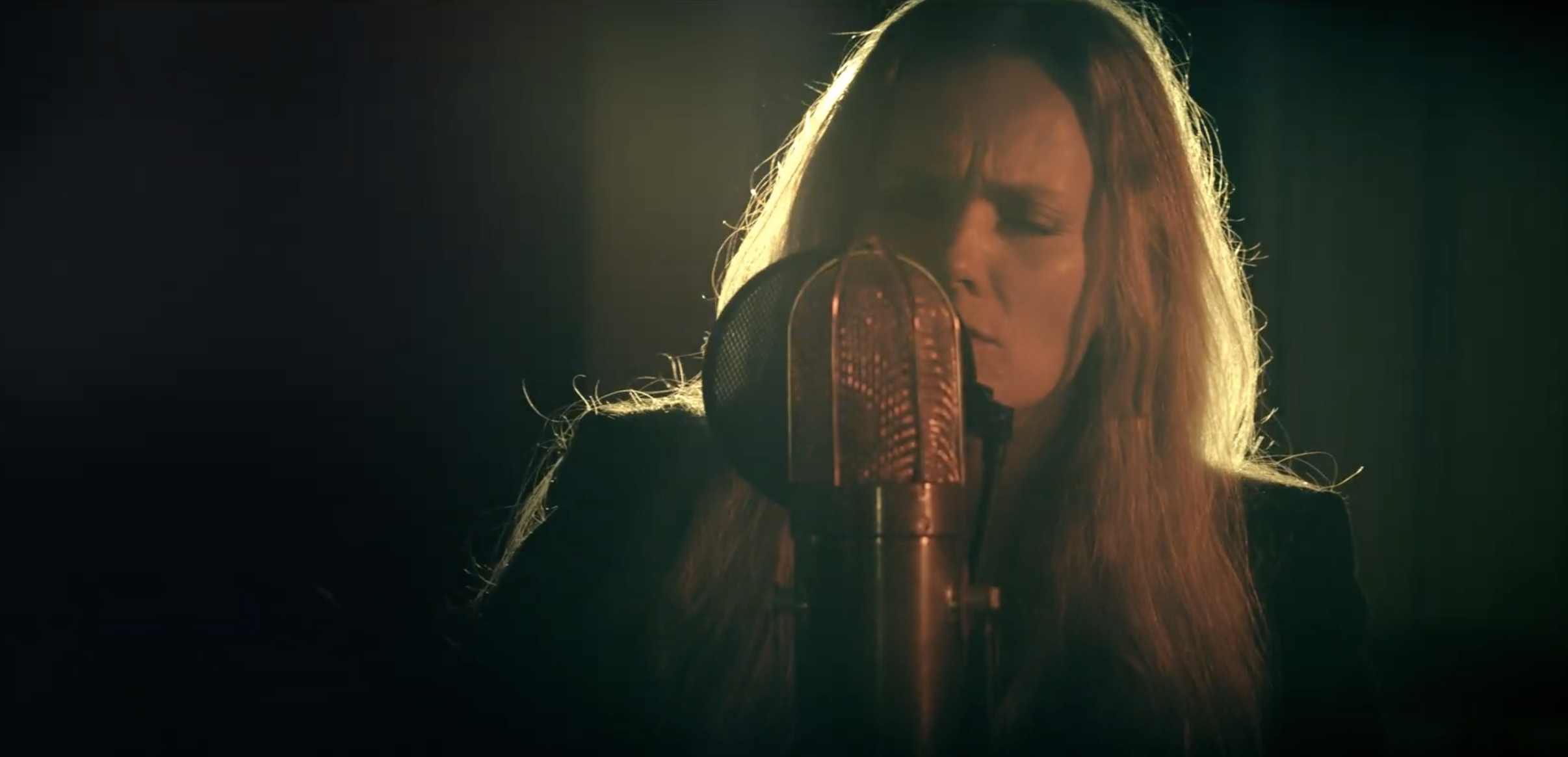 Stillbilde fra Ane Bruns musikkvideo Closer