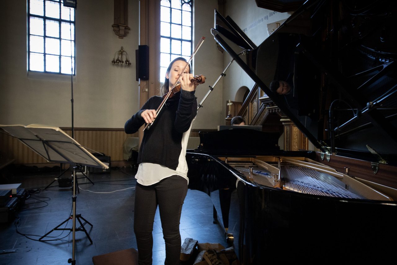 Ragnhild Hemsing og Tor Espen Aspaas under innspillingen av Beethovens testamente i Sofienberg kirke i Oslo
