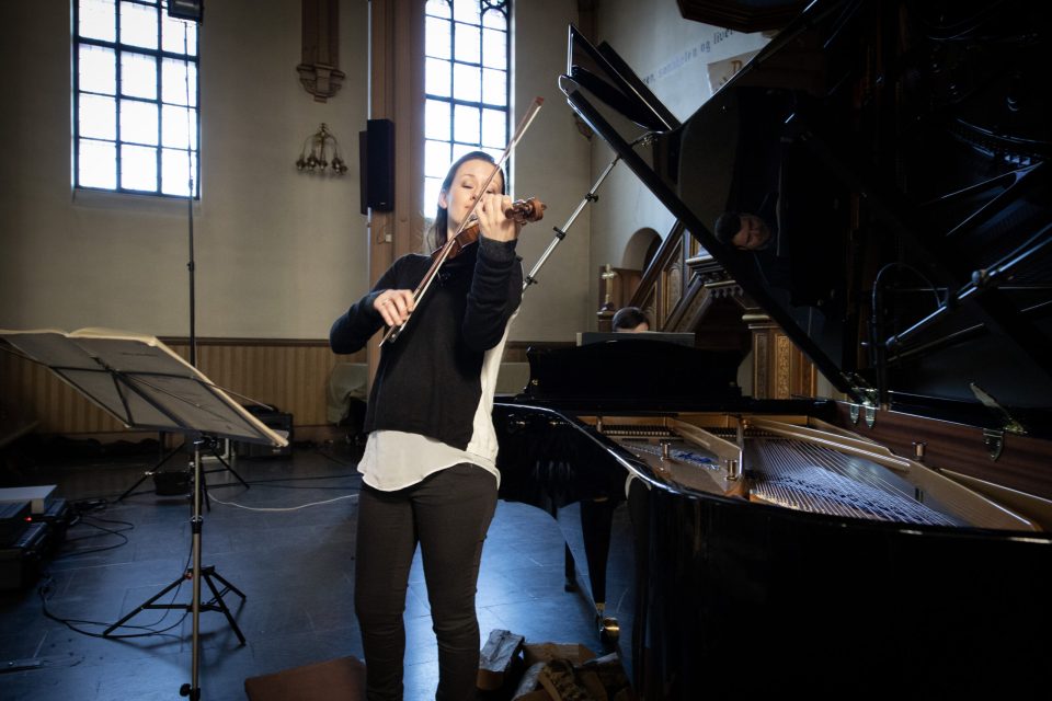 Ragnhild Hemsing og Tor Espen Aspaas under innspillingen av Beethovens testamente i Sofienberg kirke i Oslo