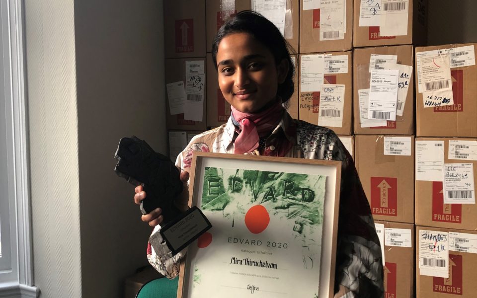 Mira Thiruchelvam fra bandet 9 grader nord fikk Edvard prisen i klassen Utfordrer