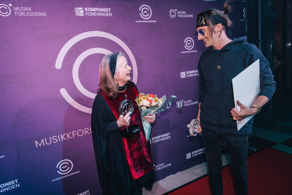 Synne Skouen og artisten og produsenten Tix, kjent blant annet for russelåtene han har laget. Bildet er tatt under Musikkforleggerprisen i februar i år, da Skouen fikk æresprisen