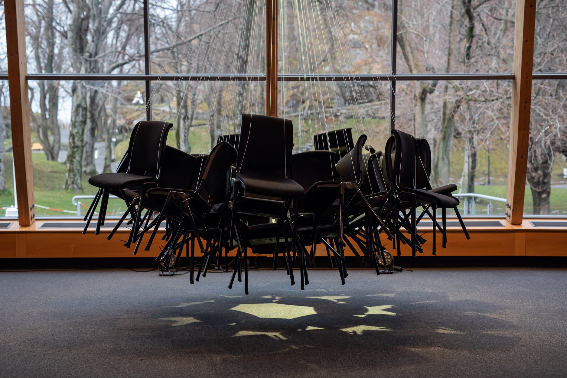 Bilde av installasjonen Tomme stoler i norske kulturhus