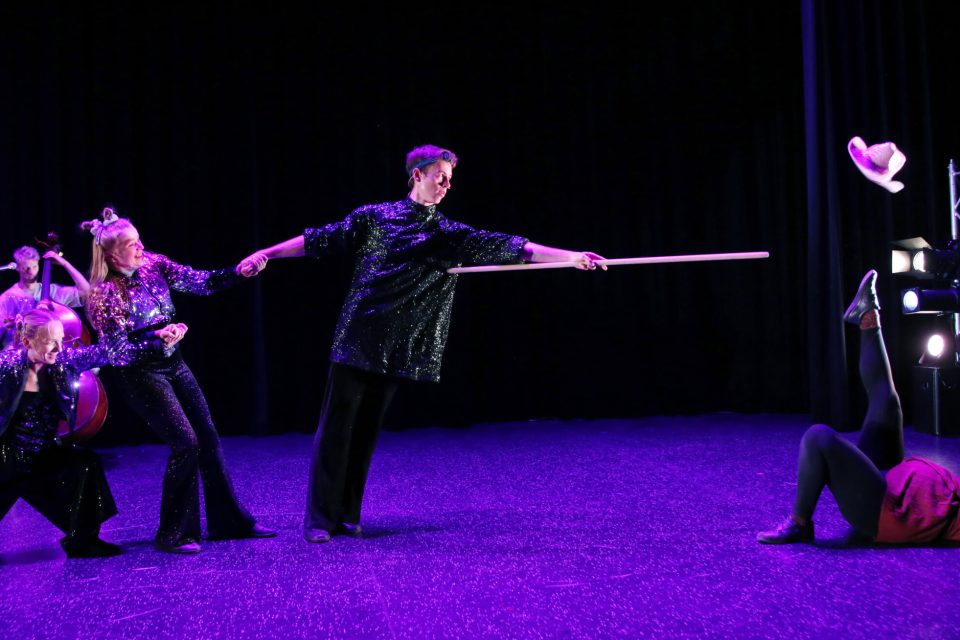 Reglebein, Reglebein er et fyrverkeri av en konsertforestilling, skriver Ballades anmelder