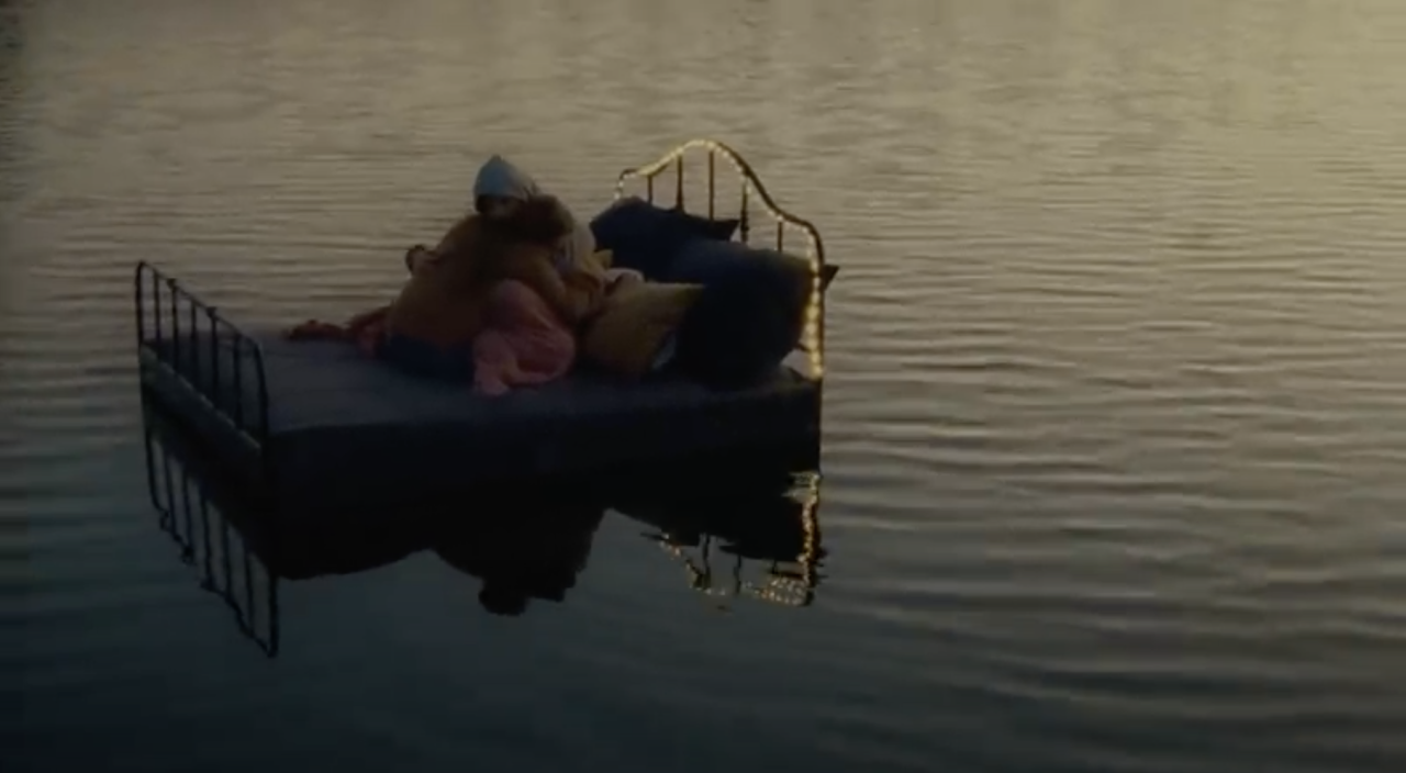 Skjermbilde fra girl in reds video Two Queens in a King Sized Bed