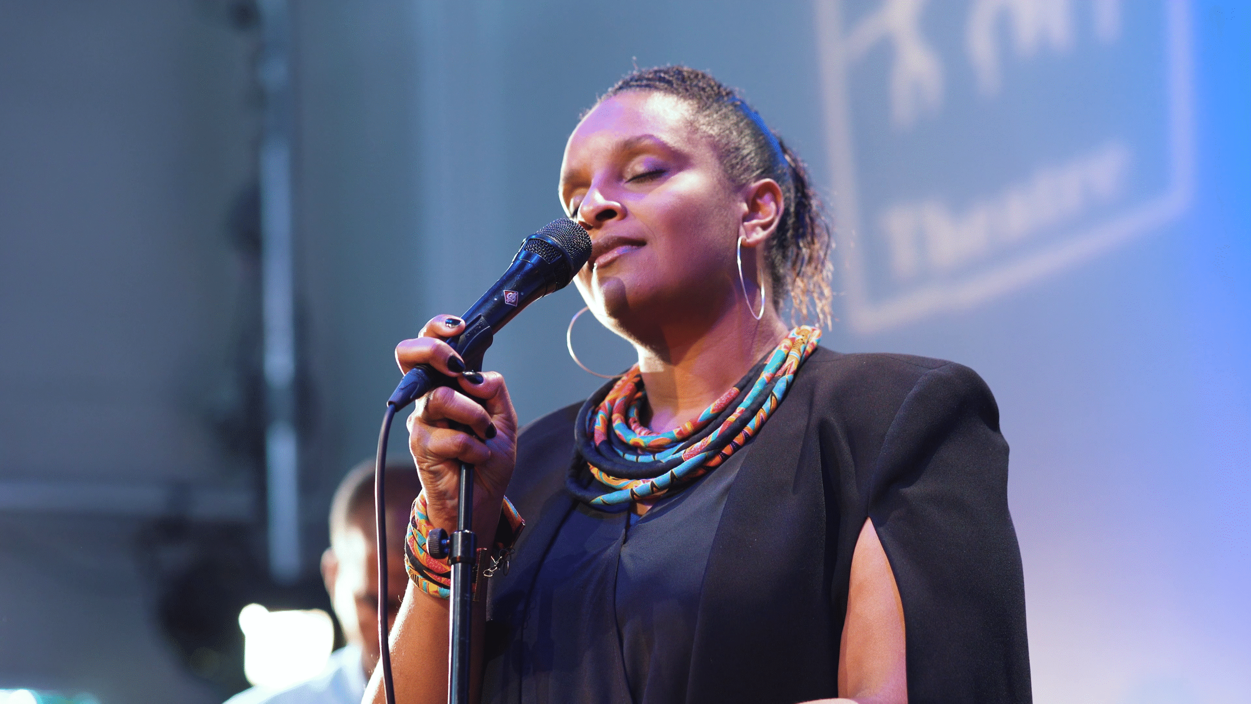 Elisabeth Rodrigues er vokalist i gruppa Diasporas, som spiller musikk fra Kapp Verdes diaspora. Gruppa er en av seks som er med i live videoserien Samspill Sessions, presentert her på Ballade i 12 episoder gjennom høsten