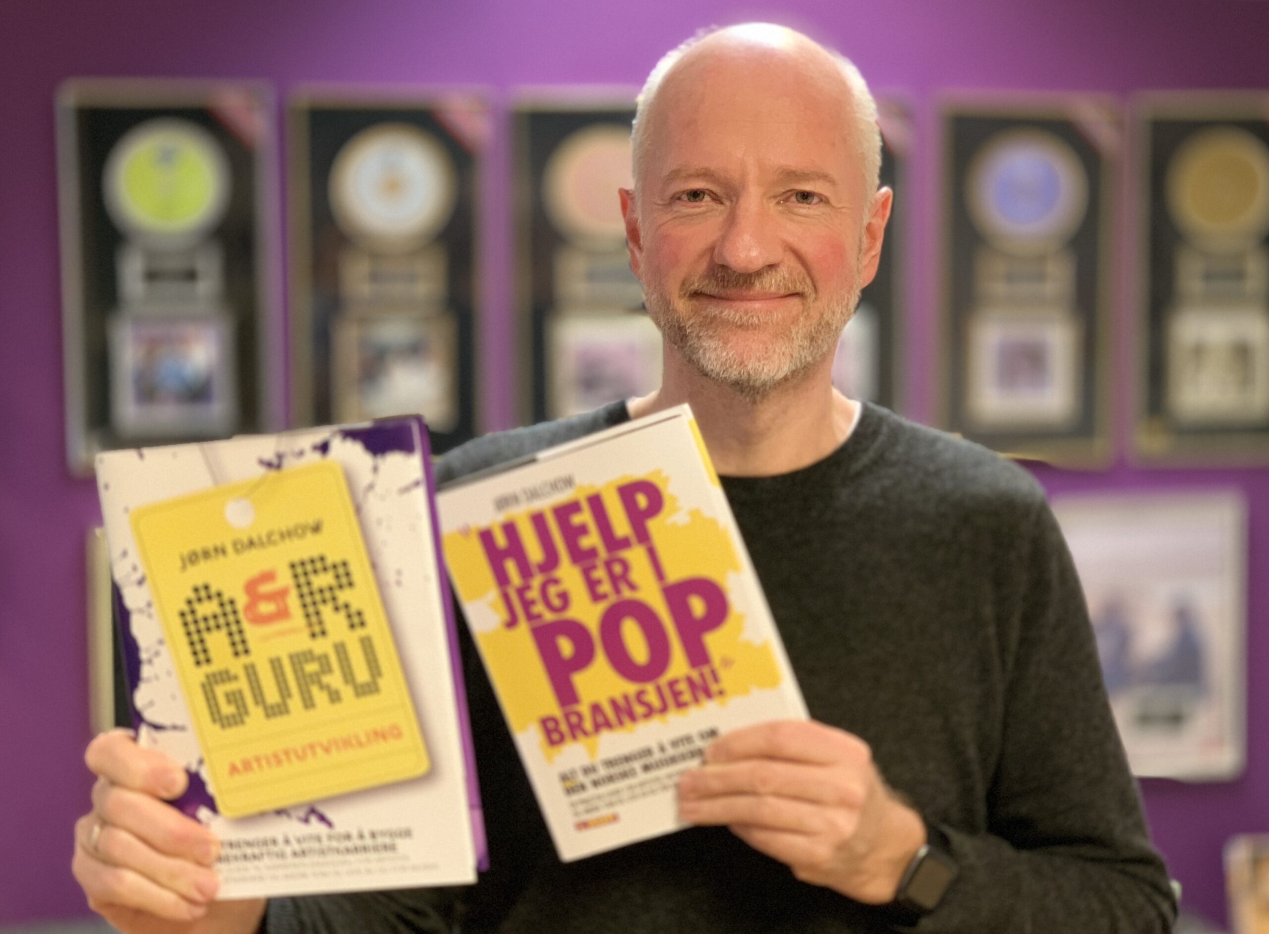 Jørn Dalchow med bransjebøkene han har gitt ut
