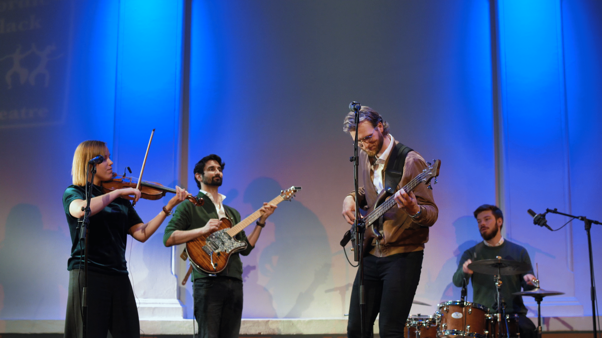 Sondre Mæland og bandet framfører Angst