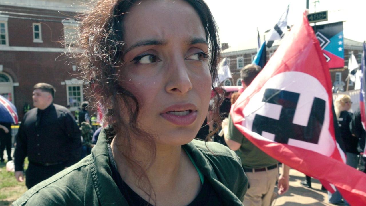 Deeyah Khan i den prisvinnende dokumentaren White Right: Meeting the Enemy. Filmen hadde premiere i desember 2017, og høsten 2018 vant hun den internasjonale, høythengende Emmy prisen for den. Hun er mottaker av Fritt Ord prisen 2020, som vil overrekkes så snart pandemien tillater det.