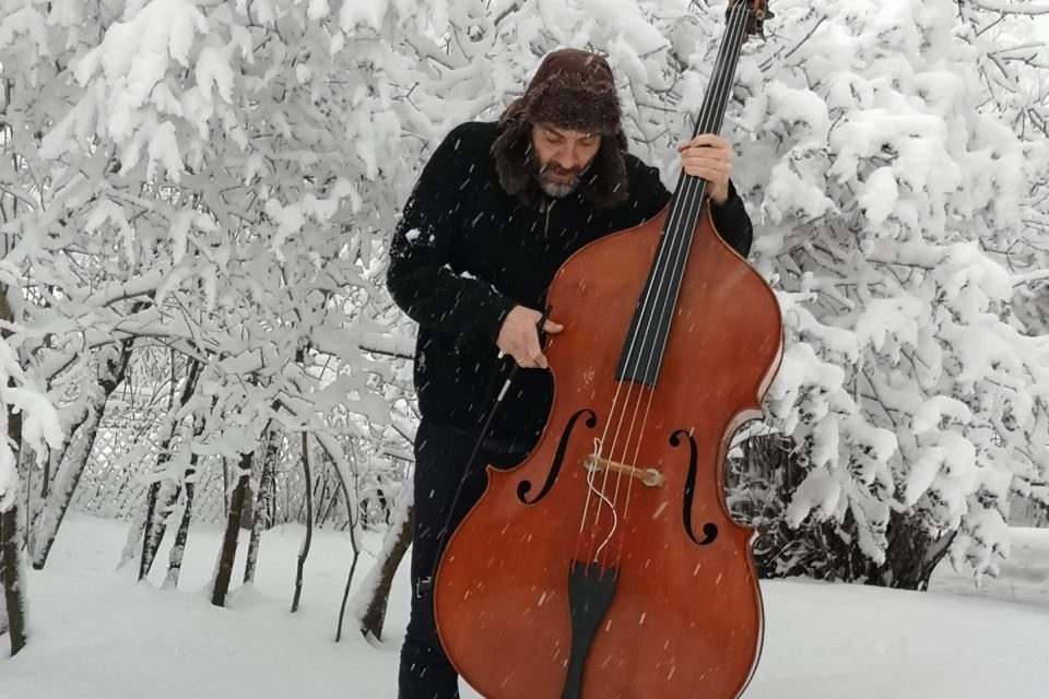 Mats Eilertsen, med kontrabass, i snø.