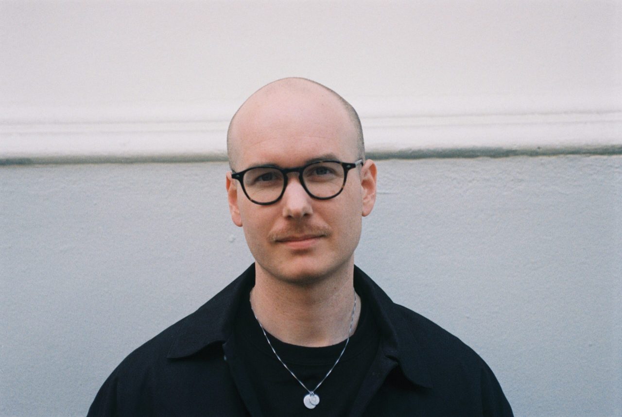 Kristoffer Eikrem (31) fra Molde er jazzmusiker, komponist og fotograf. Nå gir han ut plate sammen med sør koranske Beautiful Disco, som han bare har møtt digitalt.