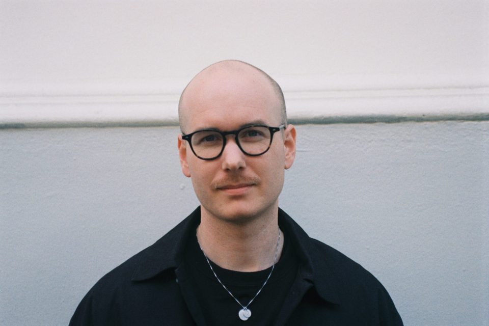 Kristoffer Eikrem (31) fra Molde er jazzmusiker, komponist og fotograf. Nå gir han ut plate sammen med sør koranske Beautiful Disco, som han bare har møtt digitalt.