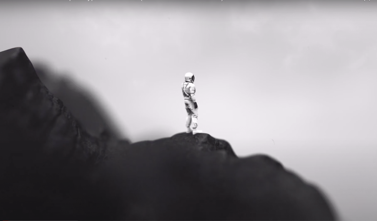 Stillbilde fra White Voids video, This Apocalypse Is For You