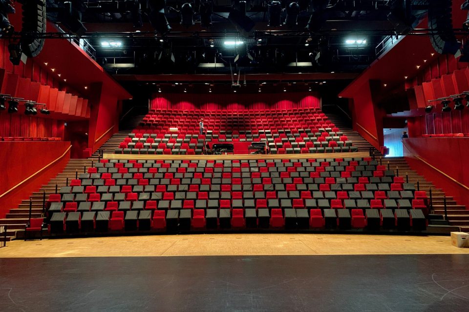 Grå seter: spesialsydde setetrekk som viser hvor mange som kan sitte i salen under pandemien. Nå tror flere kulturhus at de også må plukke ut dem med bostedadresse utafor egen kommune og pusle salene sammen på nytt. Sal i Arendal kulturhus.